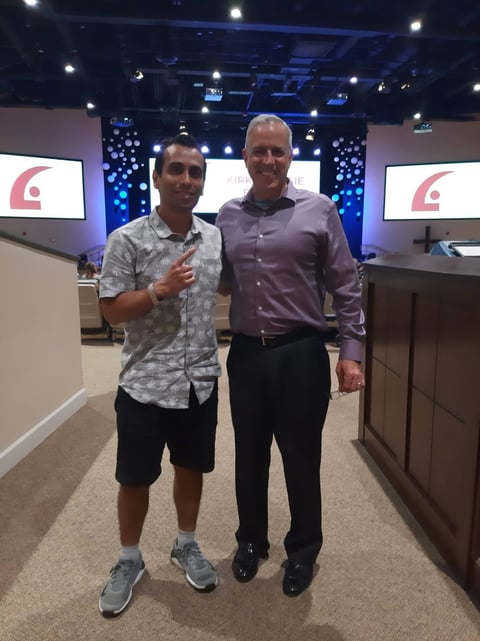 Renzo Alvarez junto a Chris Brady en un estudio de grabación moderno