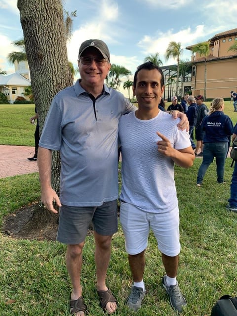 Renzo Alvarez junto a Orrin Woodward en un evento al aire libre